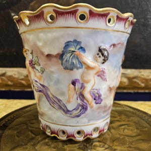 Jahrhundertwende – Capodimonte-Porzellan-Jardinière – Putto, der die Ernte feiert