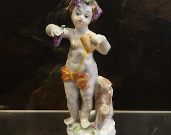 Estatueta de porcelana antiga de Capodimonte – Putto italiano do século XIX celebrando a colheita