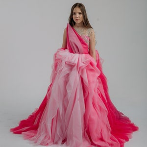 Robe de demoiselle d&#39;honneur fuchsia : robe de reconstitution historique de luxe avec longue traîne