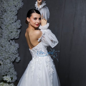 Laced White Wedding Gown: Detachable Puffy Sleeves & Train
