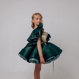 Vestido de menina verde de Natal: espartilho de cetim, mangas bufantes