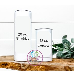 Puede incluir: Dos vasos blancos de acero inoxidable, uno de 20 oz y otro de 12 oz, con texto negro.