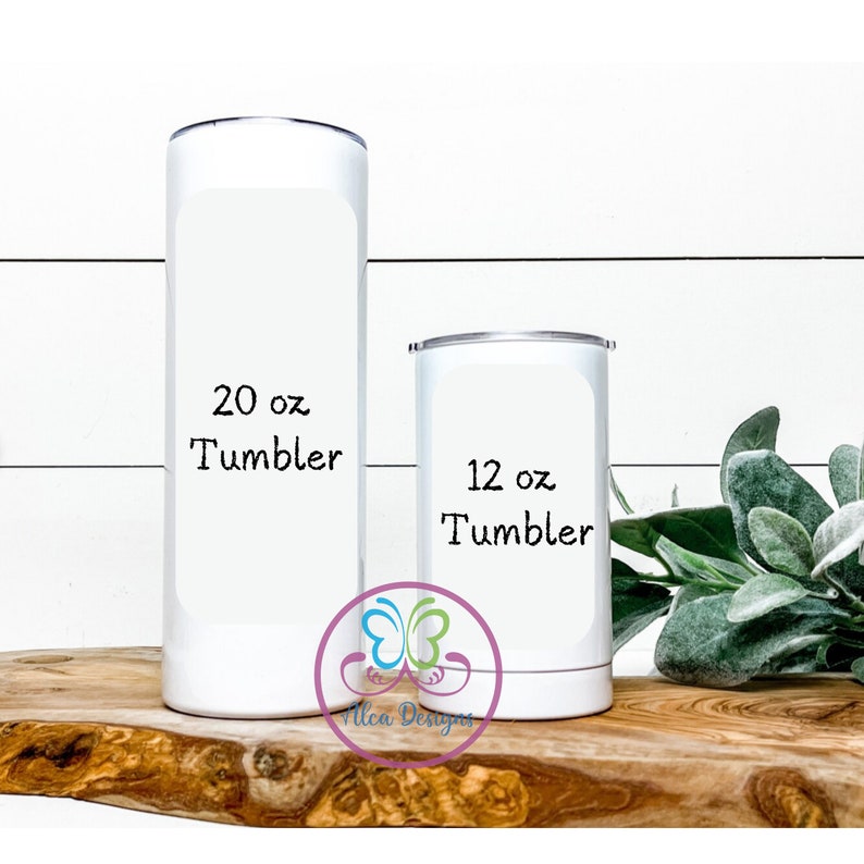 Puede incluir: Dos vasos blancos de acero inoxidable, uno de 20 oz y otro de 12 oz, con texto negro.