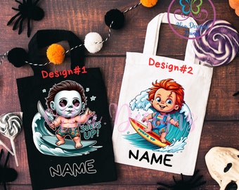 Op de afbeelding: Twee Halloween-thema tote bags met een zwart-wit ontwerp. De zwarte tas heeft een cartoonfiguur van Michael Myers uit de Halloween-franchise, die op een surfboard rijdt met de tekst "Surfs Up!" en "Name". De witte tas heeft een cartoonfiguur van Chucky uit de Child's Play-franchise, die op een surfboard rijdt met de tekst "Surf's Up" en "Name".