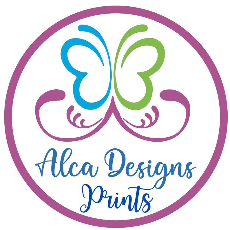 Puede incluir: Logotipo circular con un dise&ntilde;o de mariposa en azul y verde, con detalles en morado. El texto "Alca Designs Prints" est&aacute; escrito en azul con una fuente cursiva. El logotipo est&aacute; enmarcado por un c&iacute;rculo morado.
