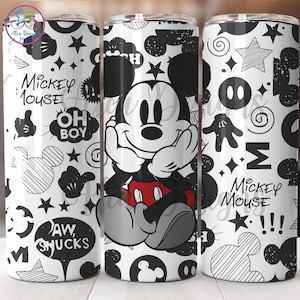 Puede incluir: Un vaso blanco con un dise&ntilde;o en blanco y negro con Mickey Mouse. El dise&ntilde;o incluye la cara, las manos y los pies de Mickey Mouse, as&iacute; como varios otros garabatos en blanco y negro, incluyendo estrellas, c&iacute;rculos y las palabras "Mickey Mouse", "Oh Boy" y "Aw Shucks".