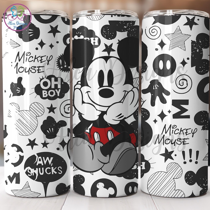Puede incluir: Un vaso blanco con un dise&ntilde;o en blanco y negro con Mickey Mouse. El dise&ntilde;o incluye la cara, las manos y los pies de Mickey Mouse, as&iacute; como varios otros garabatos en blanco y negro, incluyendo estrellas, c&iacute;rculos y las palabras "Mickey Mouse", "Oh Boy" y "Aw Shucks".