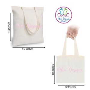 Puede incluir: Dos bolsas de mano de lona blanquecina. Una bolsa mide 40,6 cm de alto y 38,1 cm de ancho, la otra mide 25,4 cm de alto y 25,4 cm de ancho. Ambas bolsas tienen asas largas y el texto "Alca Designs" en rosa. Un logotipo con una mariposa est&aacute; en la esquina superior derecha.
