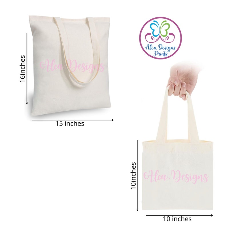 Puede incluir: Dos bolsas de mano de lona blanquecina. Una bolsa mide 40,6 cm de alto y 38,1 cm de ancho, la otra mide 25,4 cm de alto y 25,4 cm de ancho. Ambas bolsas tienen asas largas y el texto "Alca Designs" en rosa. Un logotipo con una mariposa est&aacute; en la esquina superior derecha.