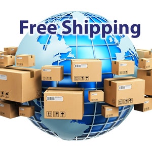 K&ouml;nnte beinhalten: Ein blauer Globus mit einem Netzwerk von Linien ist von mehreren braunen Pappkartons umgeben. Die Worte "Free Shipping" stehen in Blau &uuml;ber dem Globus. Die Kartons haben Versandetiketten und Symbole.