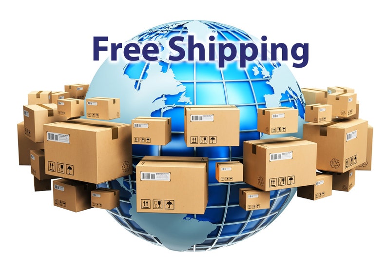 K&ouml;nnte beinhalten: Ein blauer Globus mit einem Netzwerk von Linien ist von mehreren braunen Pappkartons umgeben. Die Worte "Free Shipping" stehen in Blau &uuml;ber dem Globus. Die Kartons haben Versandetiketten und Symbole.