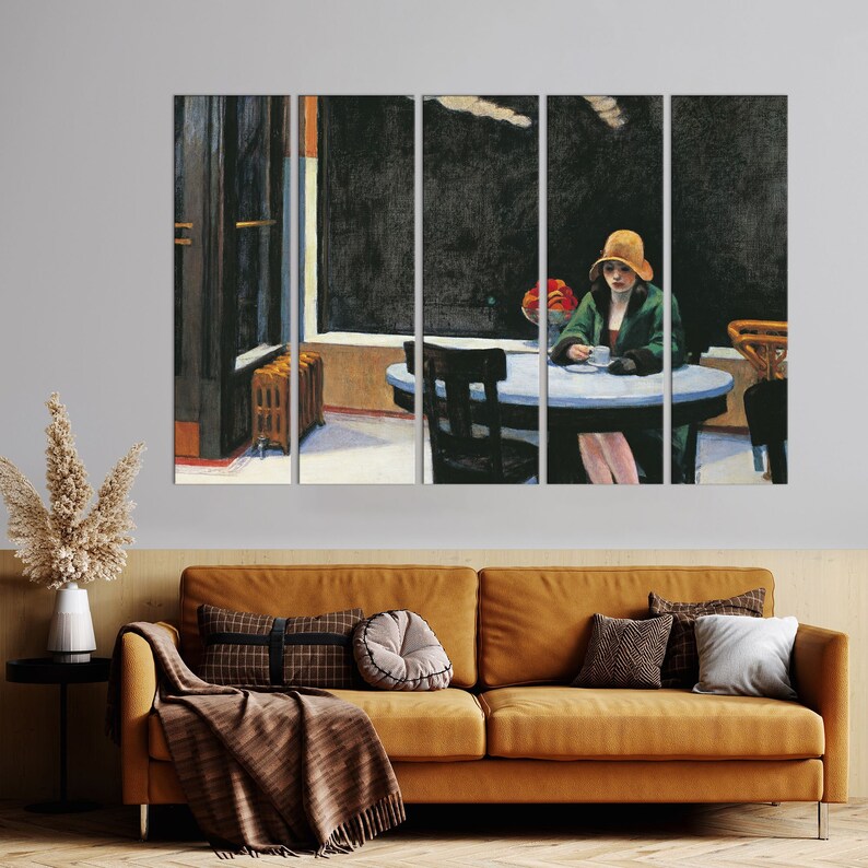 K&ouml;nnte beinhalten: Ein mehrteiliges Kunstwerk, das eine Frau in einem gr&uuml;nen Mantel und Hut zeigt, die an einem Tisch in einem Diner sitzt und eine Tasse h&auml;lt. Die Szene spielt nachts, mit einem dunklen Hintergrund und einem Fenster. Eine Vase mit Blumen steht auf dem Tisch.