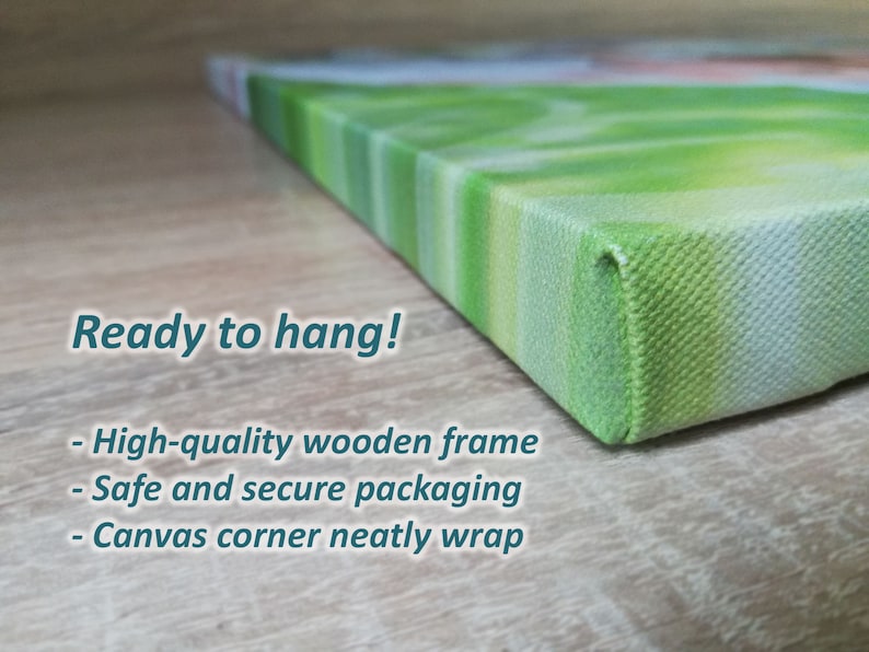 K&ouml;nnte beinhalten: Nahaufnahme eines Leinwanddrucks mit gr&uuml;nem und wei&szlig;em Design. Der Text "Ready to hang!" ist sichtbar, zusammen mit Details &uuml;ber den Holzrahmen, die Verpackung und die Eckverpackung. Die Leinwand ist fertig zum Aufh&auml;ngen.