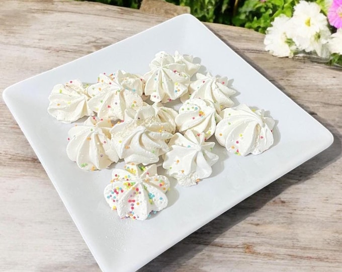 Artisan Vanilla Meringue with Vibrant Sugar Crystals – A Unique Sweet Treat for Any Occasion