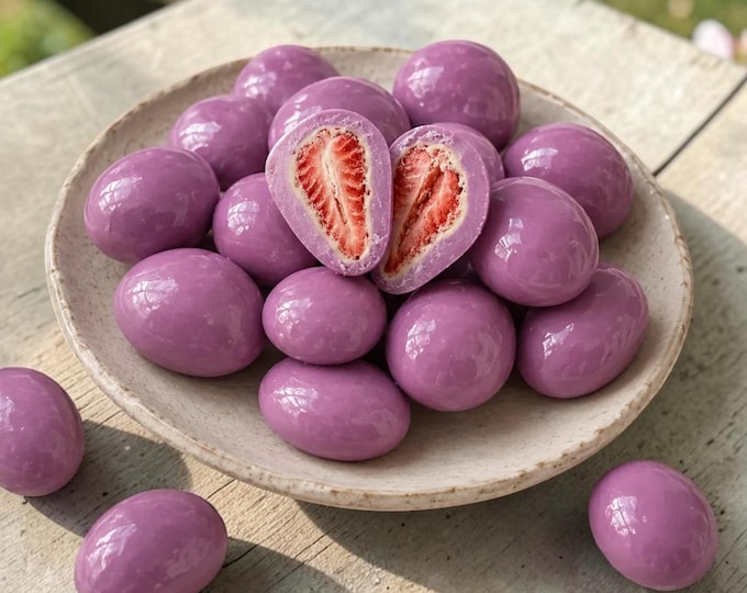 Forest Berry Chocolate Dragee with Freeze-Dried Strawberry Filling
