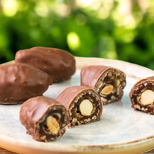 Belgiska mjölkchokladöverdragna mandeldadlar: Gourmet-energibitar