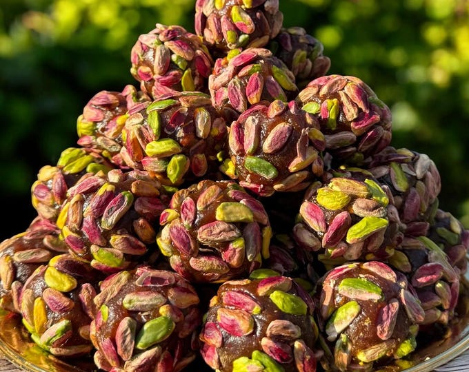 Premium Whole Pistachio-Coated Ball Cezzerye – Exquisite Gourmet Treat for Special Occasions or Daily Indulgence