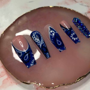 Paisley pers op nagels | Handgemaakte kist pers op nagels | 2000's Y2K blauwe bandana-nagels l blauwe strass-nagels | Nagels lijmen| Kistvoorbereiding