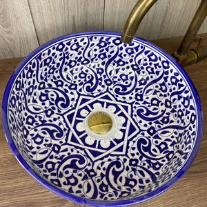 Ręcznie malowana niebieska ceramiczna umywalka nablatowa z motywem kwiatowym - umywalka łazienkowa Artisan