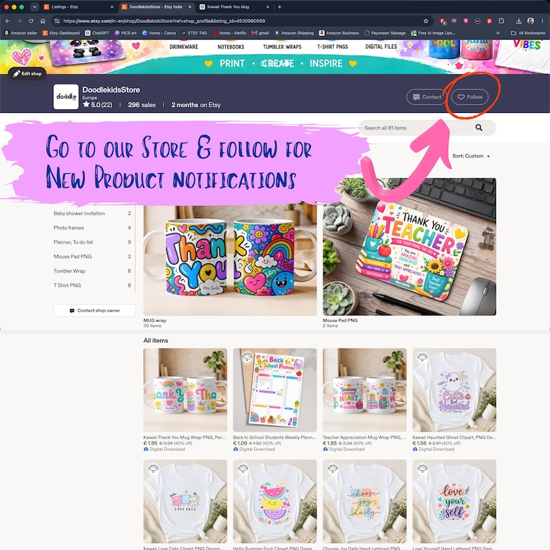 Może przedstawiać: Cyfrowy interfejs sklepu DoodleKidsStore z banerem zawierającym tekst Go to our Store & Follow for New Product Notifications, prezentujący r&oacute;żne oferty produkt&oacute;w, w tym kubki, podkładki pod mysz oraz koszulki z grafikami.