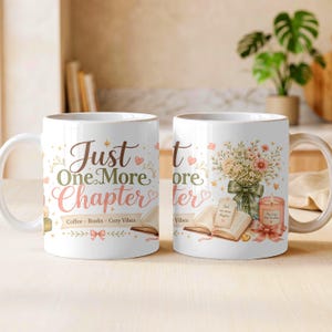 Gezellige mok met opdruk "Just One More Chapter" (PNG), boekliefhebber, sublimatieontwerp (digitale download)