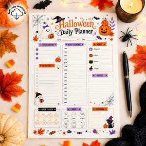 Puede incluir: Una hoja de planificador diario de Halloween con horario, lista de tareas, rastreador de agua y registro de comidas. La página está decorada con ilustraciones de fantasmas, calabazas, un gato negro, telarañas y dulces.