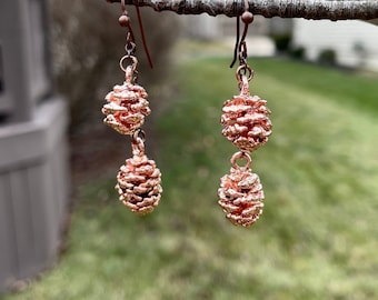 Pendientes de cono de pino en miniatura / Joyería electroformada de cobre / Hecho a mano de piñas reales / Joyería para amantes de la naturaleza / Regalo de bosque