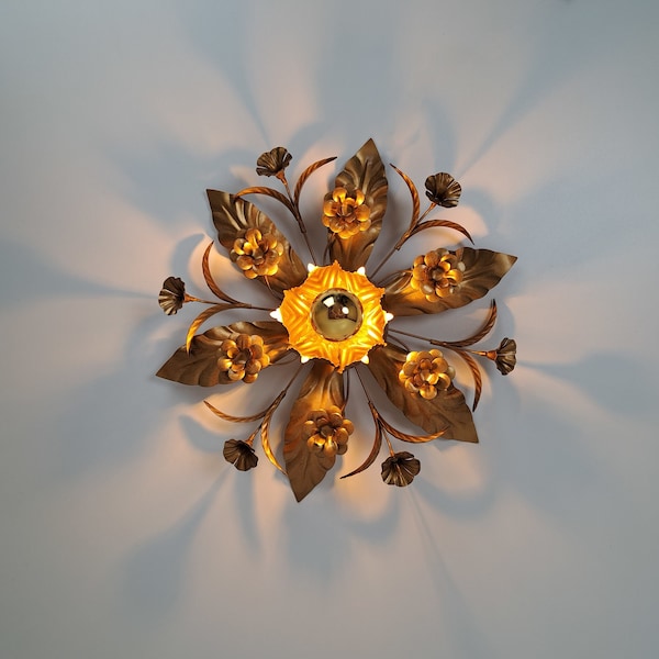 Vintage Hollywood Regency Blätter und Blumen Vergoldete Lampe aus den 1960er/1970er Jahren in Deutschland, Hans-Kogl-Stil, bündig montierte Deckenlampe mit floralem Goldmuster