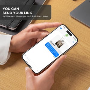 Op de afbeelding: Een smartphone toont een huwelijksuitnodigingsbericht. Het scherm toont de tekst "Je bent uitgenodigd voor onze bruiloft! Gebruik deze link om RSVP te doen. We zouden het leuk vinden om je erbij te hebben!" De telefoon wordt door een persoon op een houten oppervlak gehouden. De tekst bovenaan luidt "JE KUNT JE LINK VERZENDEN".