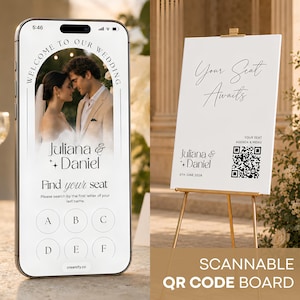 Puede incluir: Una pantalla de smartphone que muestra una interfaz de plano de asientos de boda con la foto de una pareja y el texto Juliana & Daniel, junto a un letrero rectangular blanco en un caballete dorado con el texto Your Seat Awaits y un código QR.