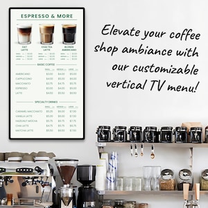 Puede incluir: Un men&uacute; digital vertical con marco negro muestra un men&uacute; de cafeter&iacute;a con precios para bebidas de espresso, lattes y bebidas especiales. El texto "Elevate your coffee shop ambiance with our customizable vertical TV menu!" se muestra en la pared detr&aacute;s del men&uacute; digital.
