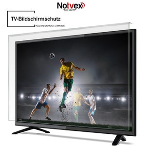 Op de afbeelding: Een transparante TV-schermbeveiliging met de tekst "Notvex" en "Safe your TV" in rood en zwart. De tekst "TV-Bildschirmschutz" en "Passend für alle Marken und Modelle" is ook zichtbaar in zwart. De schermbeveiliging bevindt zich op een zwarte televisie met een voetbalwedstrijd op het scherm.