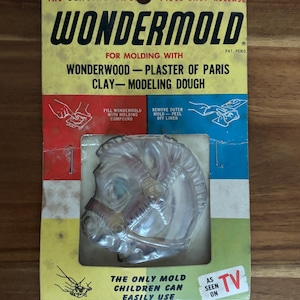 Könnte beinhalten: Eine durchsichtige Kunststoffform in Pferdekopfform auf einer gelben, roten und blauen Pappverpackung mit der Aufschrift WONDERMOLD. Die Verpackung enthält Anleitungen für Gips, Ton und Knete sowie den Schriftzug AS SEEN ON TV.