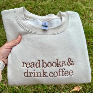 Sudadera bordada de cuello redondo: Leer libros y tomar café, amante de los libros, lector de Booktok