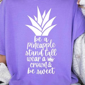 Ananas SVG, sei eine Ananas svg, stehe hoch, trage eine Krone und sei süßes svg, Ananas-Shirt svg, Mom-Shirt-Svg, Inspirational-Zitat-Svg-Png