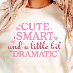 SVG carino, intelligente e un po' drammatico, citazione di una ragazza divertente in formato SVG, bambina in formato SVG, maglietta da bambina in formato SVG, neonato in formato SVG, impertinente in formato SVG, bambino divertente in formato SVG