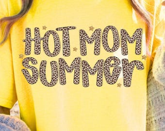 Hot Mom Summer PNG: Grafika z nadrukiem w panterkę dla mamy na plaży, Projekt koszulki Summer Mama, Modna kokietka Summer PNG, Projekt sublimacji