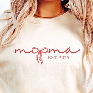 Maman est 2025 SVG, maman coquette noeud Png, maman chemise Svg, Svg faire-part de grossesse, nouvelle maman Svg, future maman Svg, maman vie Svg, maternité