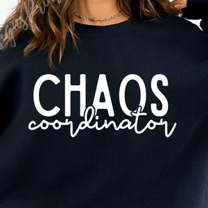 Coordinateur du chaos SVG, SVG vie maman, professeur, SVG mode maman, SVG drôle chemise maman, SVG drôle professeur, professeur chemise SVG, SVG mode professeur