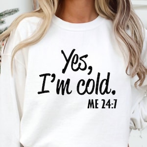 Puede incluir: Sudadera blanca con texto negro que dice "Sí, tengo frío. YO 24:7"