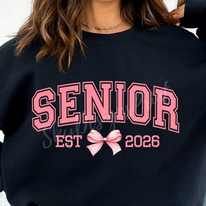 Senior 2026 PNG, Coquette Senior 2026 png, Promotion 2026 png, Coquette noeud rose png, Obtention du diplôme 2026 png, Diplôme universitaire 2026 Png,Varsity,Diplômé Png