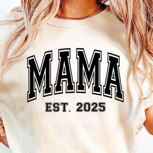 Maman est 2025 SVG, Svg maman université, maman chemise Svg, nouvelle maman Svg, future maman Svg, maman est Svg, maman 2025 Svg, fête des mères Svg, Svg vie maman