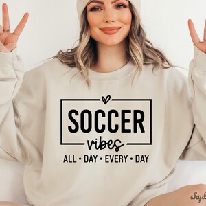 Vibes de football SVG PNG, Svg football, football maman Svg, Svg maillot de football, football maman chemise Svg, Svg entraîneur de football, match de football Svg, sport Svg