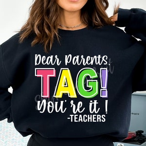 Cari genitori, taggate You're It SVG PNG, divertente insegnante in formato Svg, vacanze estive in formato Svg, camicia da insegnante in formato Svg, ultimo giorno di scuola in formato Svg, fuori scuola in formato Svg