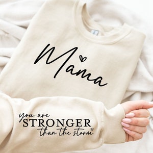 Mama silniejsza niż burza SVG, pozytywne cytaty mamy Svg, motywująca koszulka mamy Svg, projekt rękawa mamy Svg, życie mamy Svg, mama Svg Png