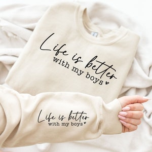 La vita è migliore con i miei ragazzi in formato SVG, Boy Mama Svg, mamma vita in formato Svg, camicia mamma ragazzo in formato Svg, mamma di ragazzi in formato Svg, Boy Mama Png, mamma in formato Svg, mamma in formato Svg, mamma Png