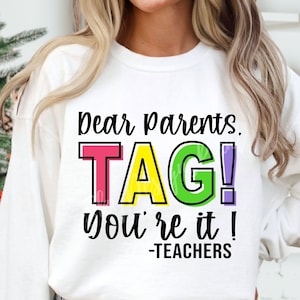 Cari genitori, Tag You're It SVG PNG, Insegnante divertente Svg, Vacanze estive Svg, Maglietta insegnante Svg, Ultimo giorno di scuola Svg, Fuori scuola Svg