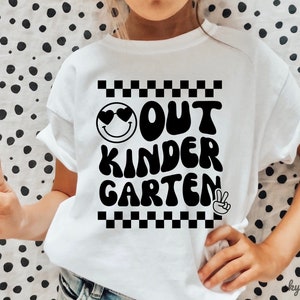 Paz fuera Kindergarten SVG, Último día de clases Svg, Fin de clases Svg, Camiseta de graduación de jardín de infantes Svg, Graduado de jardín de infantes Svg, Cricut