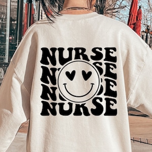 Enfermera SVG, Enfermera retro Svg, Camisa de enfermera Svg, Enfermera cara feliz Svg, Enfermera modo Svg, Enfermera sonrisa, Enfermería Svg, Enfermera divertida Svg, Enfermera vida Svg