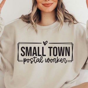Kleinstadt Mail Lady SVG, Postangestellte SVG, Postangestellte Png, Mail Lady SVG, Mail Lady Png, Mail Lady Shirt svg, Mail Lady Geschenk